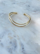 Load image into Gallery viewer, gold wave cuff
