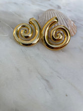 Load image into Gallery viewer, Spiral Shell earrings