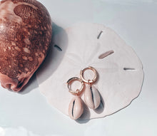 Load image into Gallery viewer, Cowrie Huggies